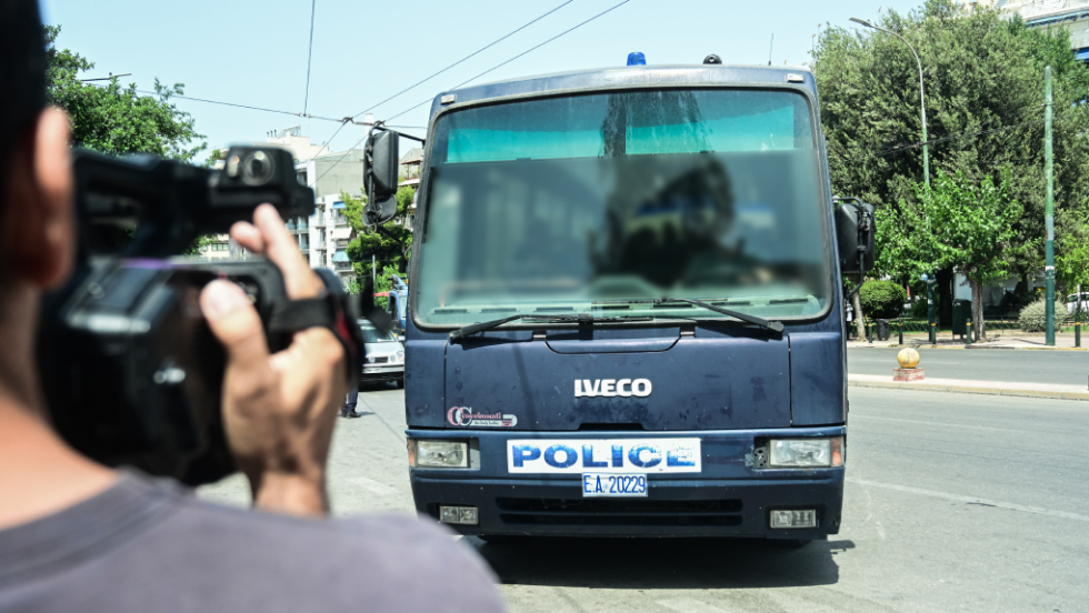 Κατά την προσαγωγή του δημοσιογράφου της ΕΡΤ στα δικαστήρια της πρώην Σχολής Ευελπίδων
